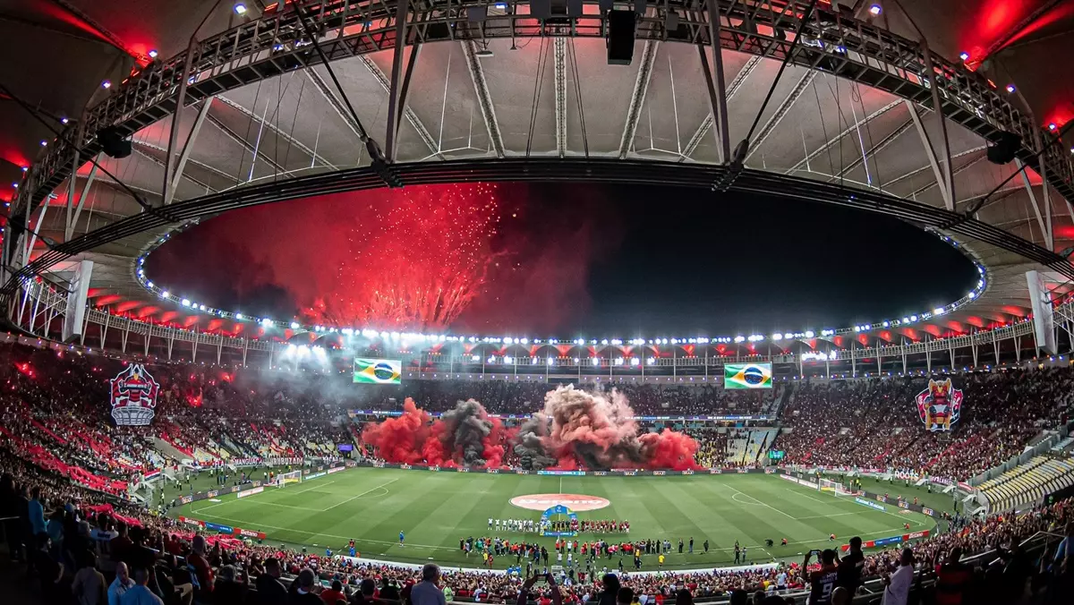 Maracanã lotado com fogos vermelhos e fumaça rubro-negra antes de um jogo do Flamengo